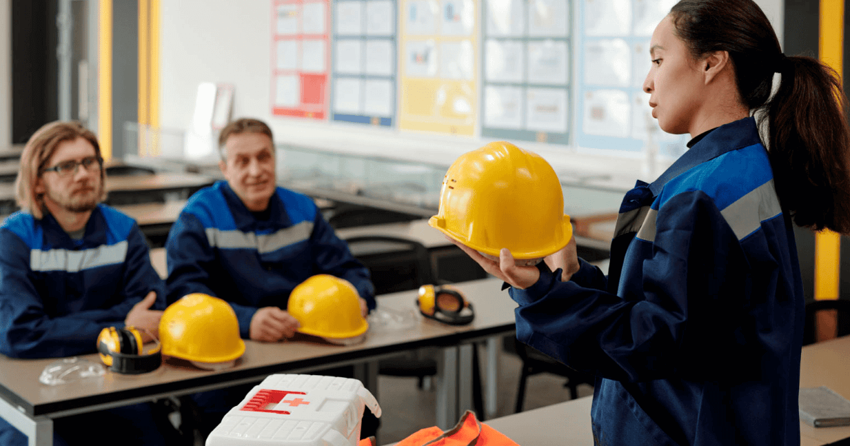 Dos trabajadores de la construcción con cascos